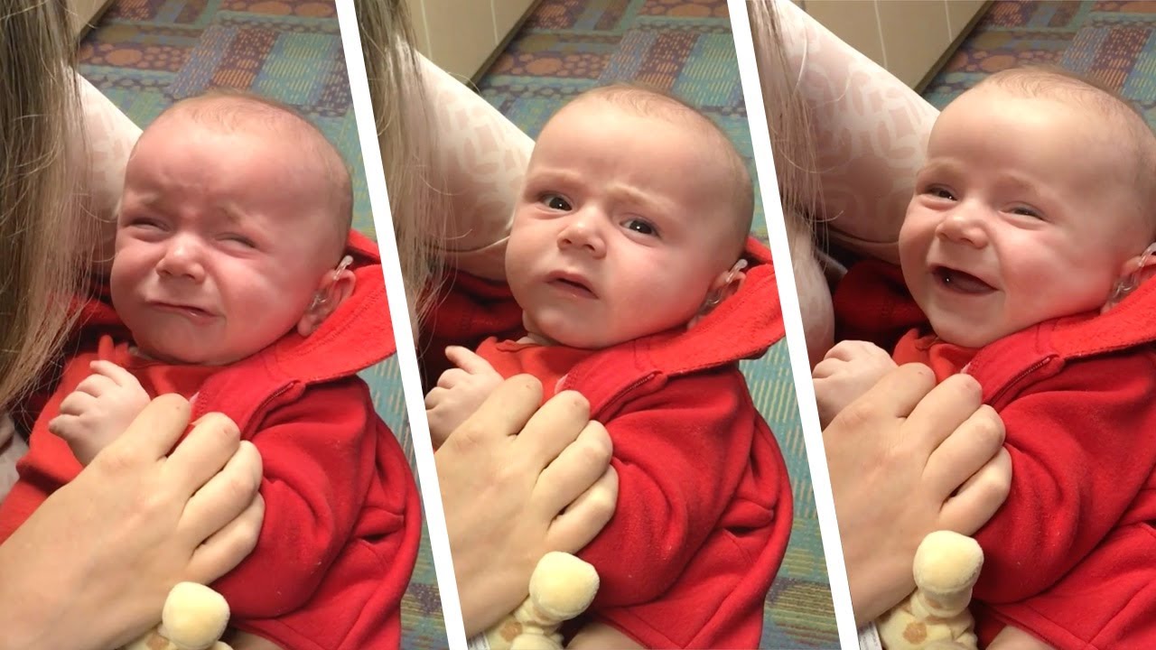 Quand la mère prononce le nom de son bébé sourd, celui-ci se met à sourire