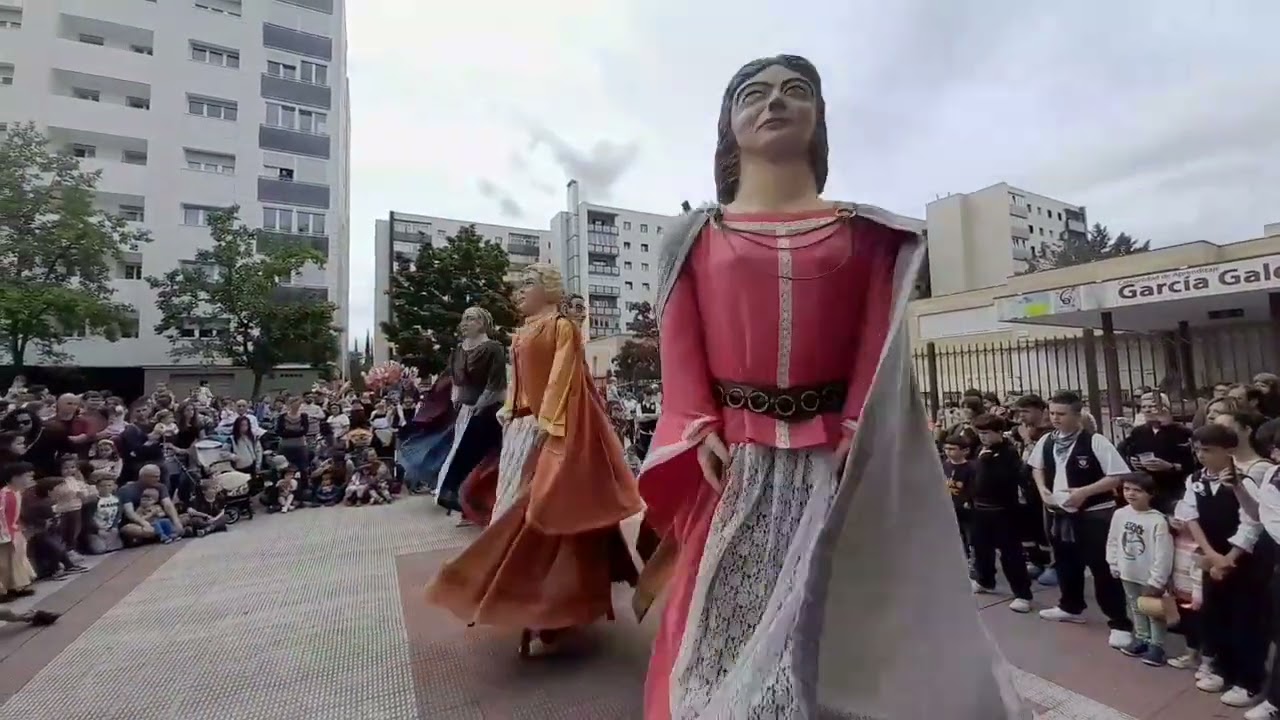 Txantreako erraldoiak 2024ko jaietan/Gigantes de  la Txantrea en fiestas 2024
