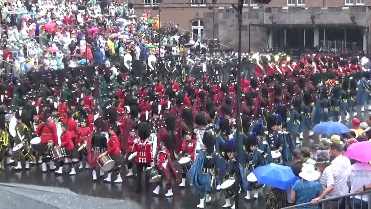 Basel Tattoo 2023 afmars finale in de stromende regen / March off Basel Tattoo 2023 in Rain
