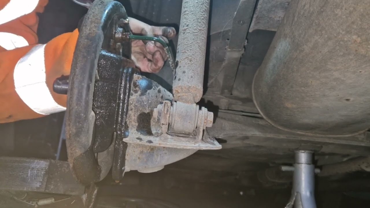 Remplacement garniture de freins à tambour arrière et cylindre de roues sur Renault twingo 1