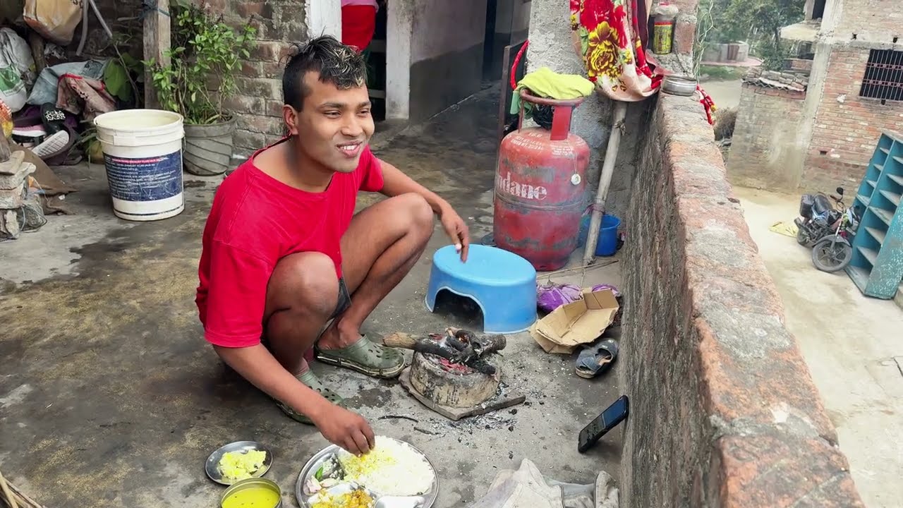दाल भात सब्जी खा रहे हैं। 😀 🥣