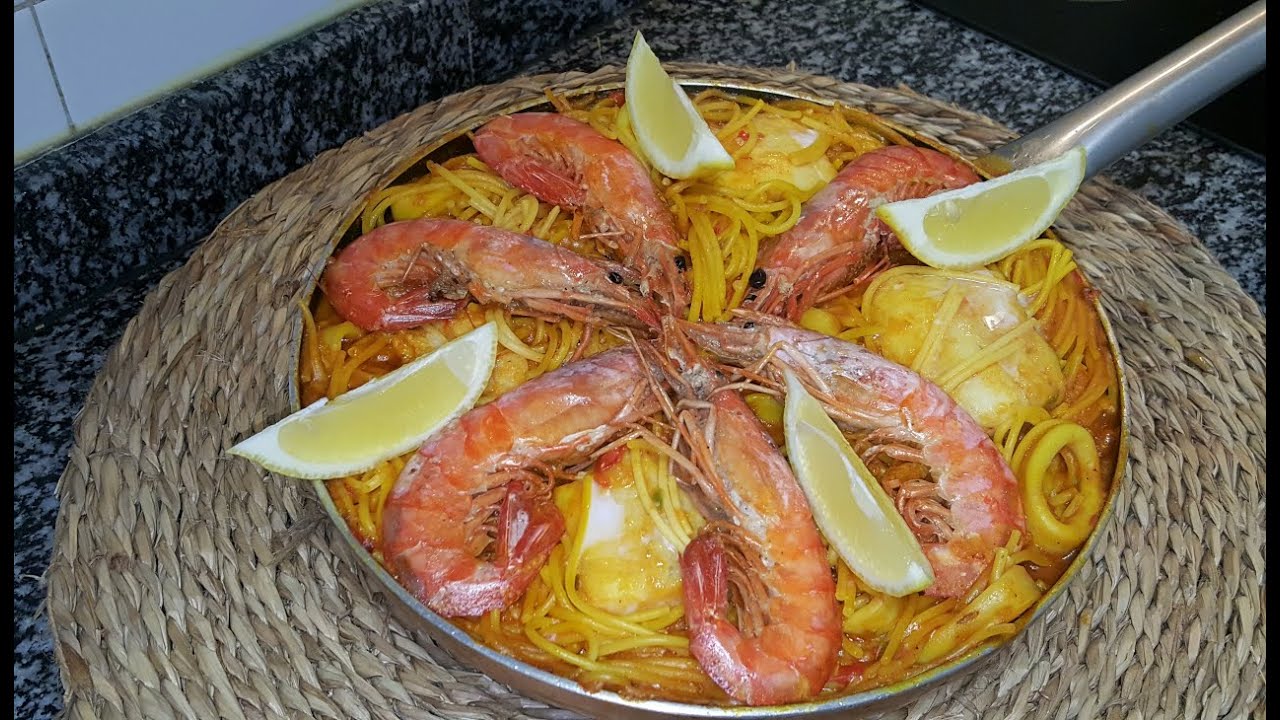 FIDEUÁ DE BACALAO Y GAMBAS