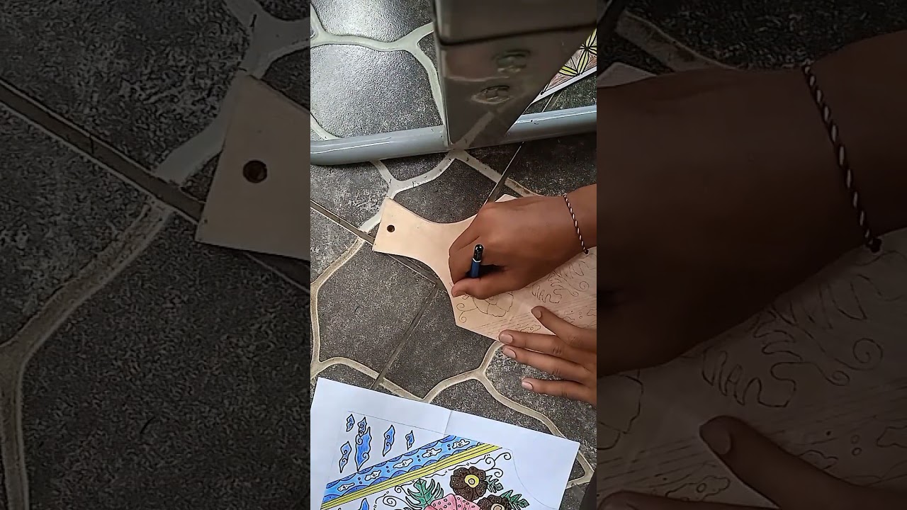 Tugas informatika, proses melukis batik di talenan. 
