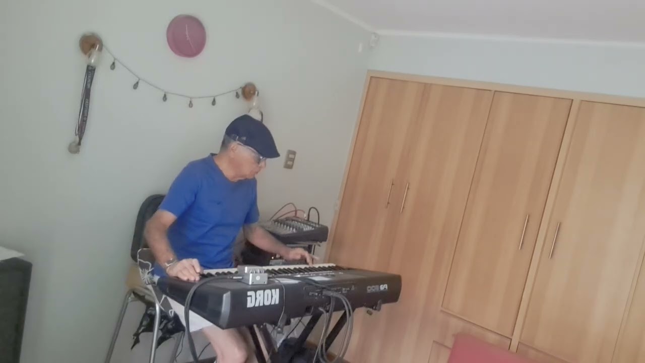 Arturo y su teclado (salsa)Moliendo Café!