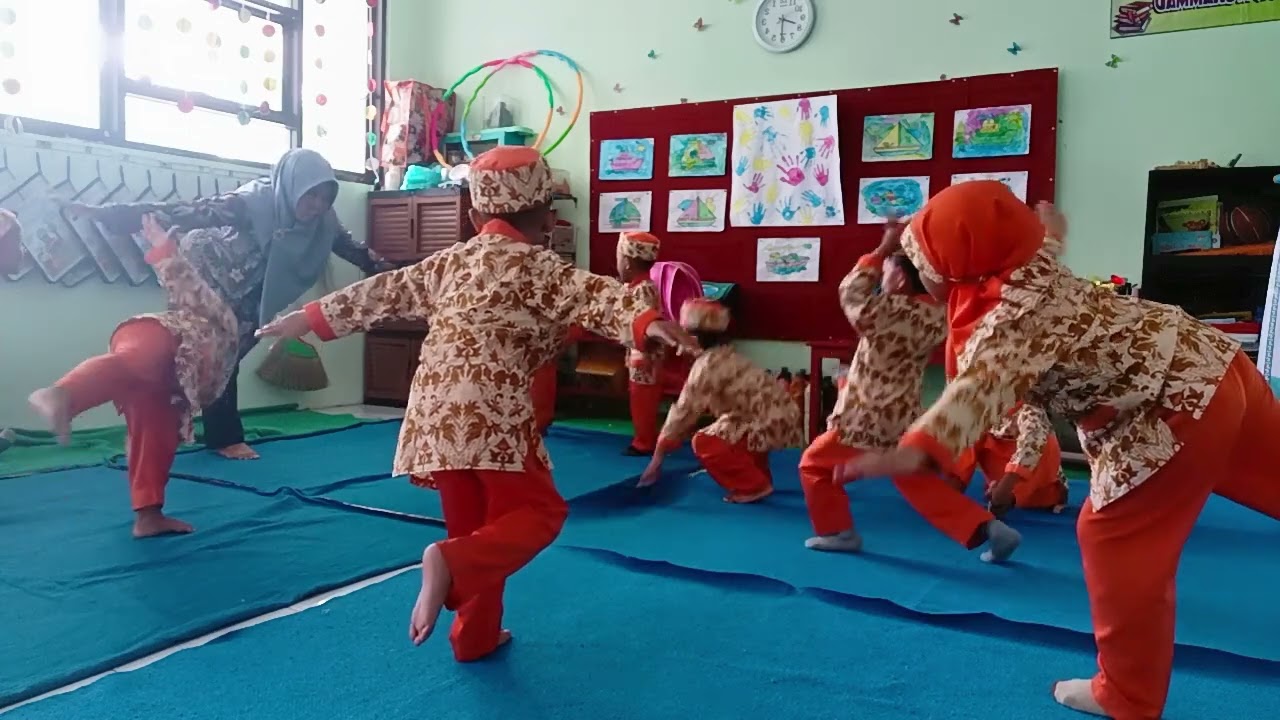Horreee jadi pesawat terbang (stimulasi berdiri diatas satu kaki)