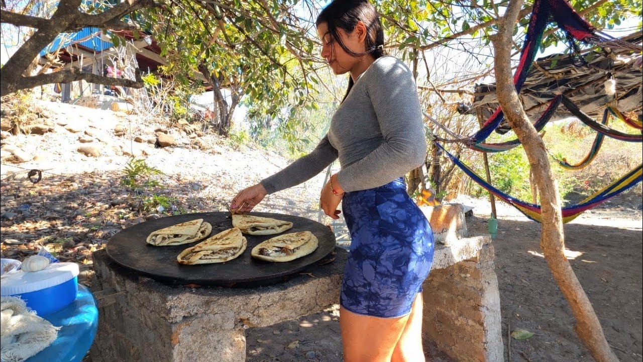 🔥😲 haciendo pupusas de Pescado a la orilla del rio torola #chicassalvadoreñas 