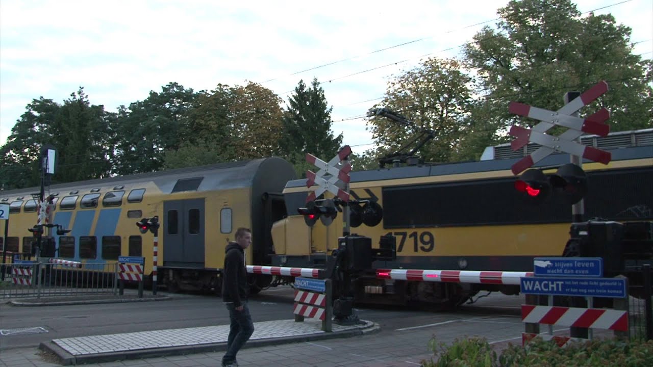 Dutch railroad crossing - Spoorwegovergang AHOB Wezep (2)