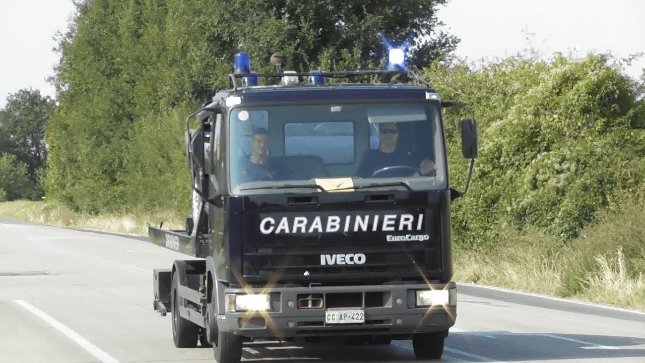 Carro Attrezzi dei Carabinieri in Emergenza / Carabinieri Tow Truck in Emergency