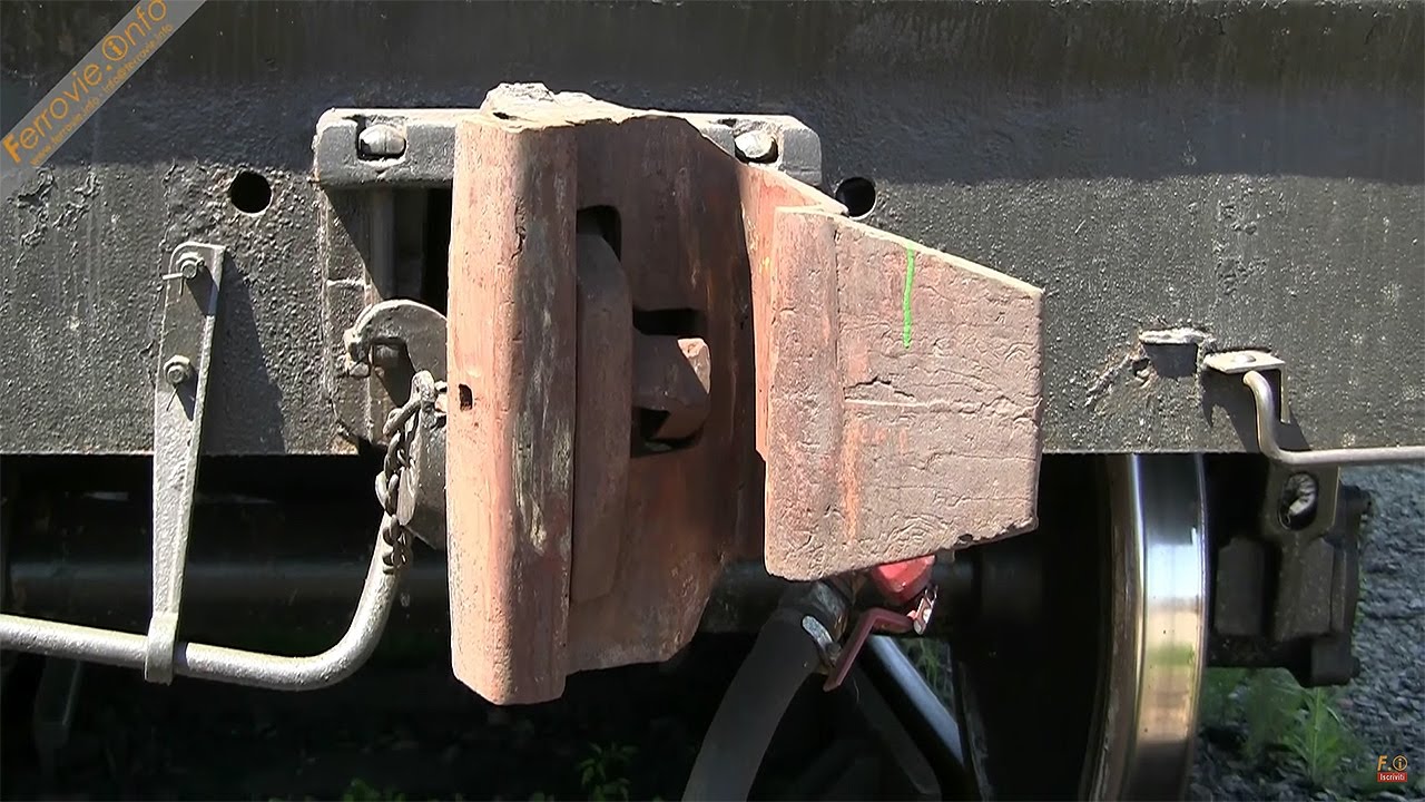 Dettaglio del gancio automatico di tipo russo