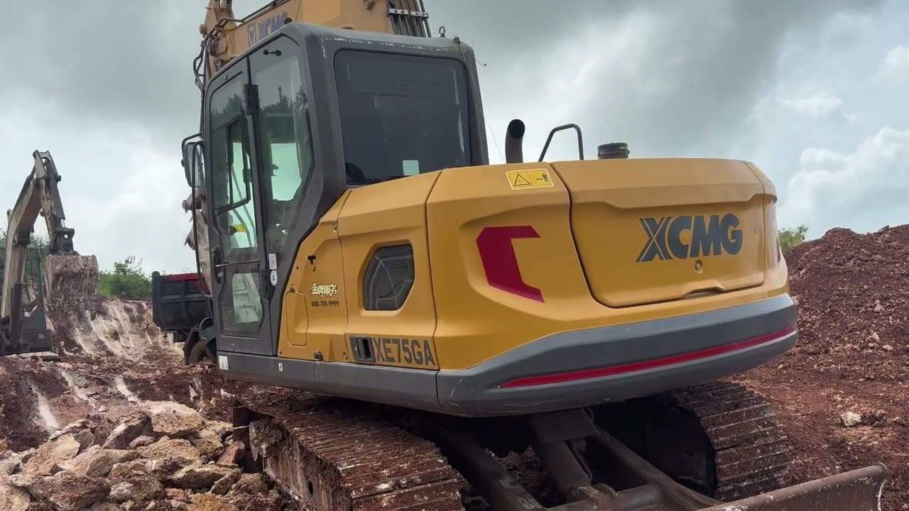 🚜 Besi besar, tenaga besar, hasilnya juga besar, Excavator bekerja tanpa lelah menggali.