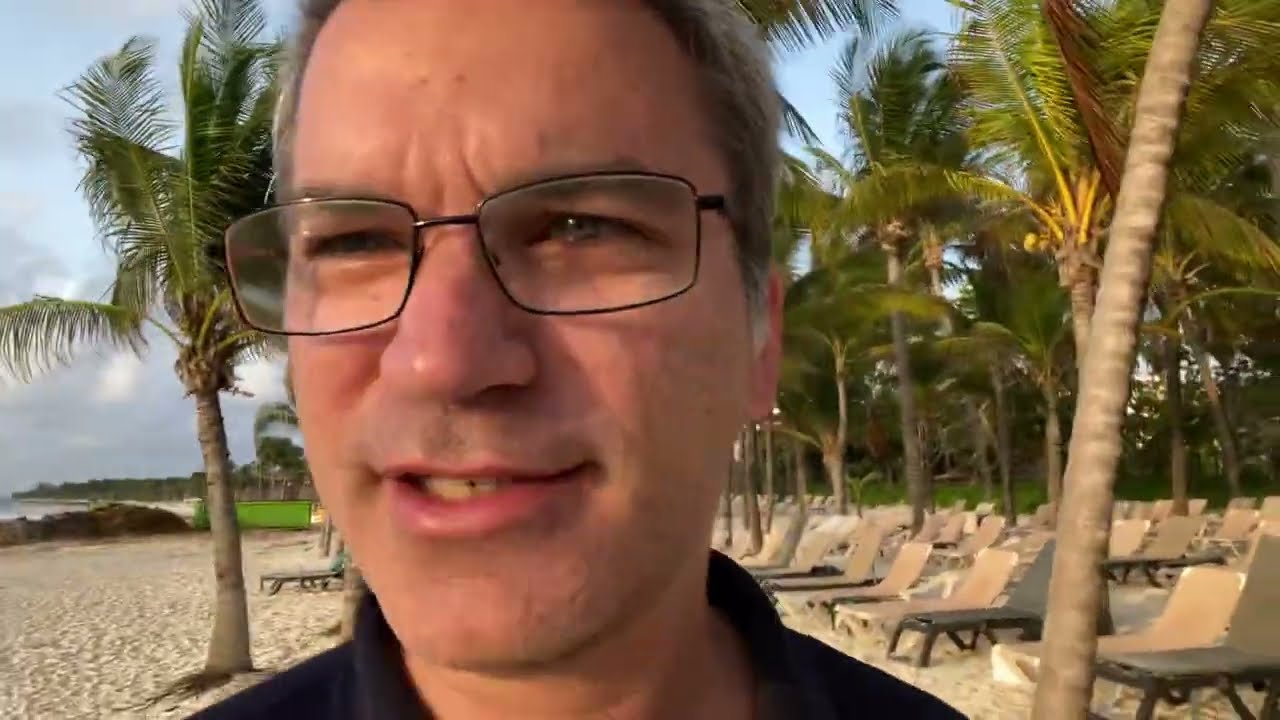 Camminado dalla foresta fino alla spiaggia. Playa Maroma Messico Luca Vincitore Tele Italia