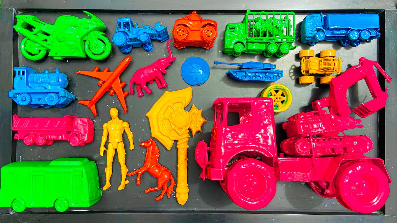 Membersihkan mainan mobil mobilan, mobil monster, motor balap, truk oleng, buldoser, animal