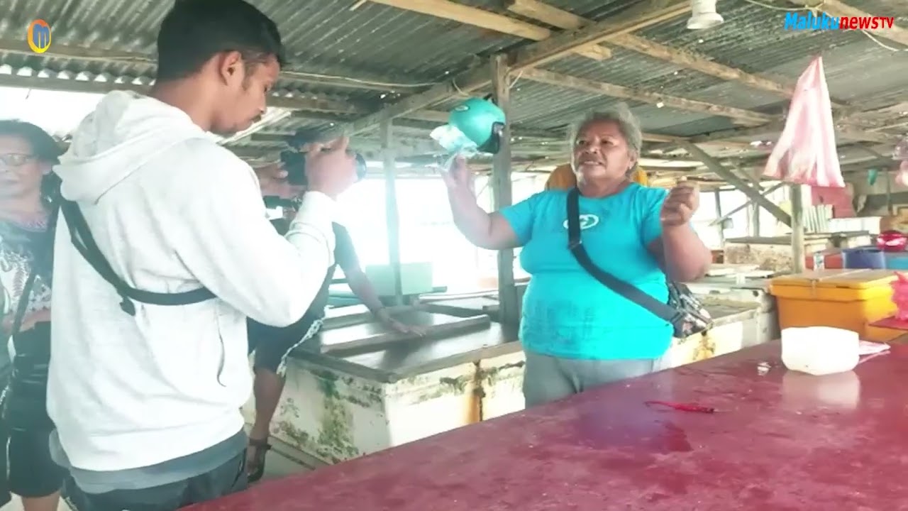 MALUKUNEWS TV: Tinjau Pasar Olilit di Saumlaki, Gubernur Murad Beli Ikan dan Bagi-Bagi Uang
