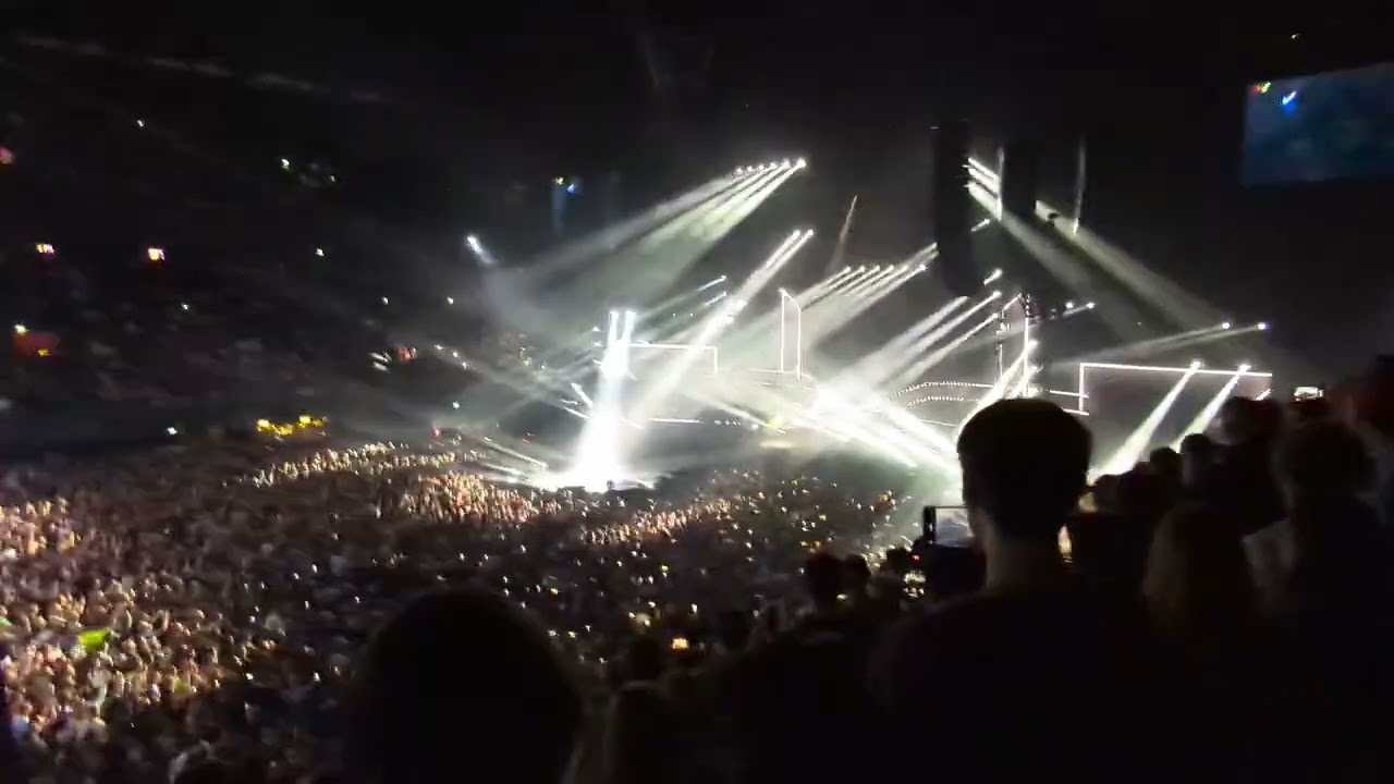 Käärijä at Het Grote Songfestivalfeest in Amsterdam Ziggo Dome singing Cha Cha Cha