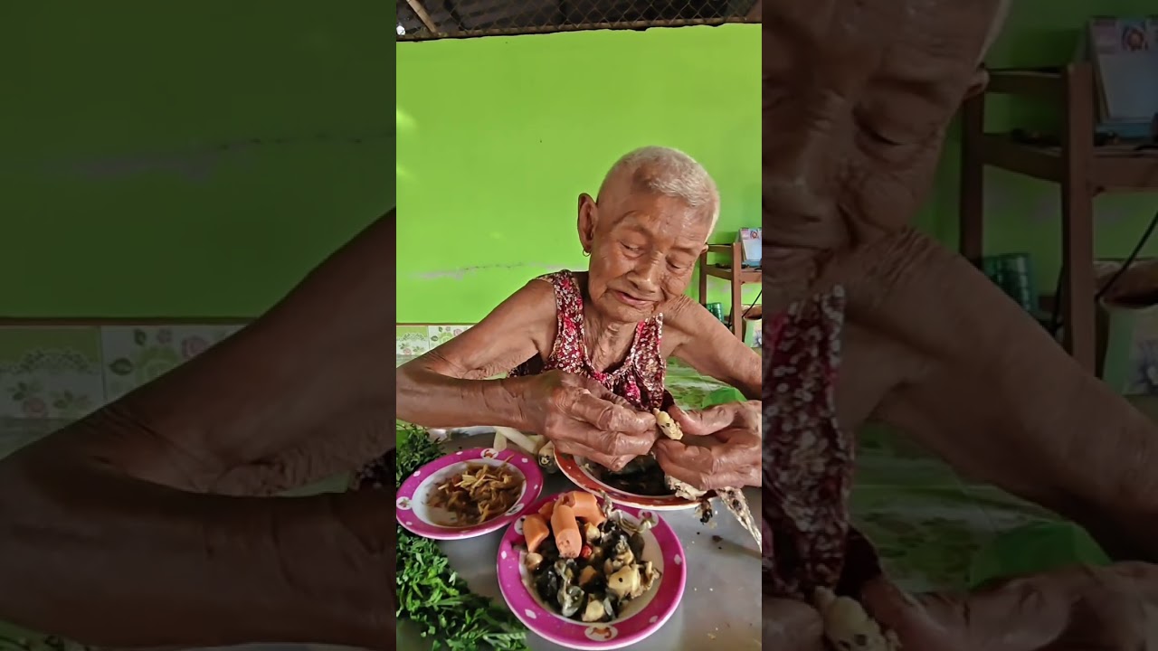 คุณยายกินข้าวกับปิ้งปลา,ส้มตำแซ่บๆค่ะ#buapan #thaifood #เมนูอาหารบ้านๆ #ข้าวเหนียวส้มตำ