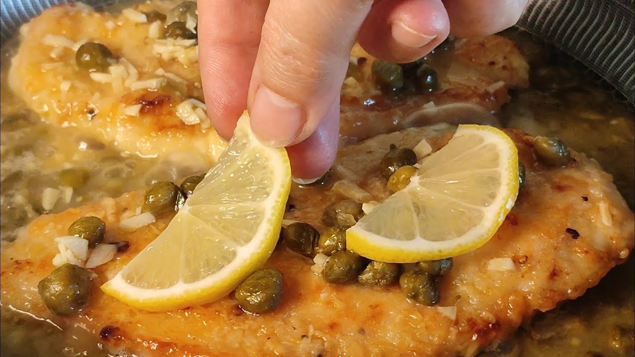 Tome parmesano, alcaparras y limón y cocine la pechuga de pollo así.