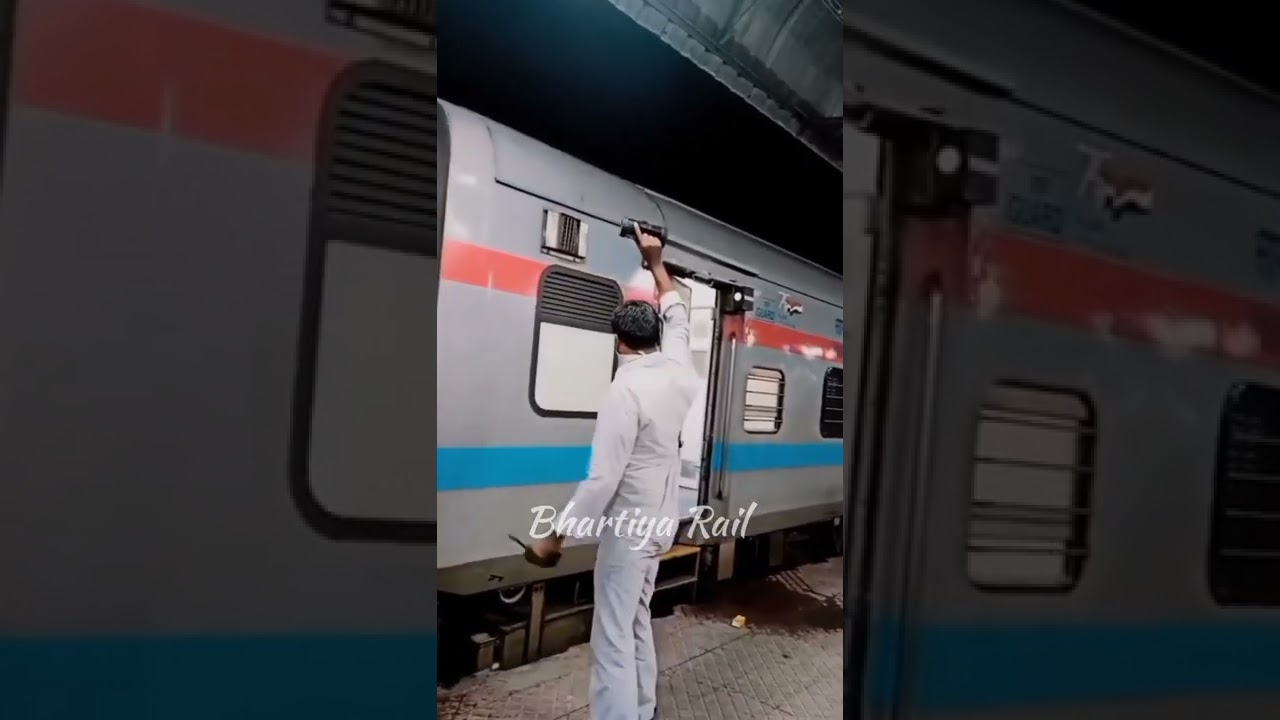 Train manager👨&zwj;✈️😍#shorts #bhartiya_rail #shortsvideo #indianrailways #shortvideo