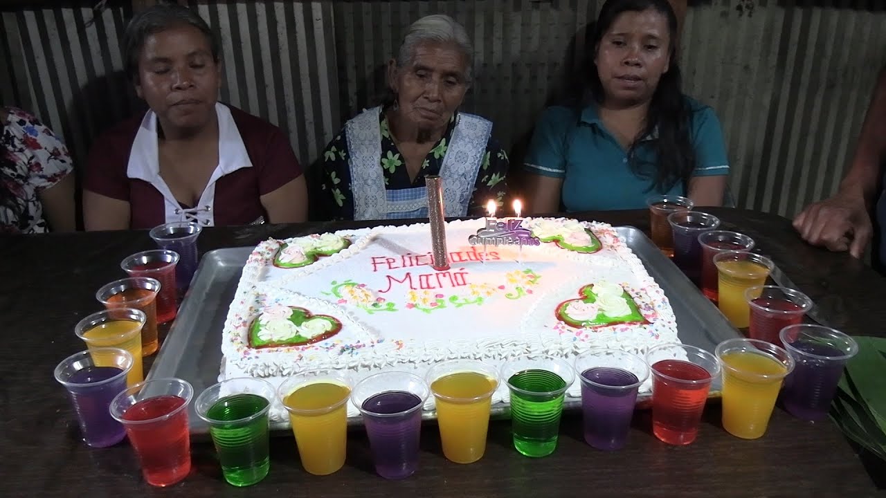 Con mucha alegría festejamos el cumpleaños de mi Mamá en familia.