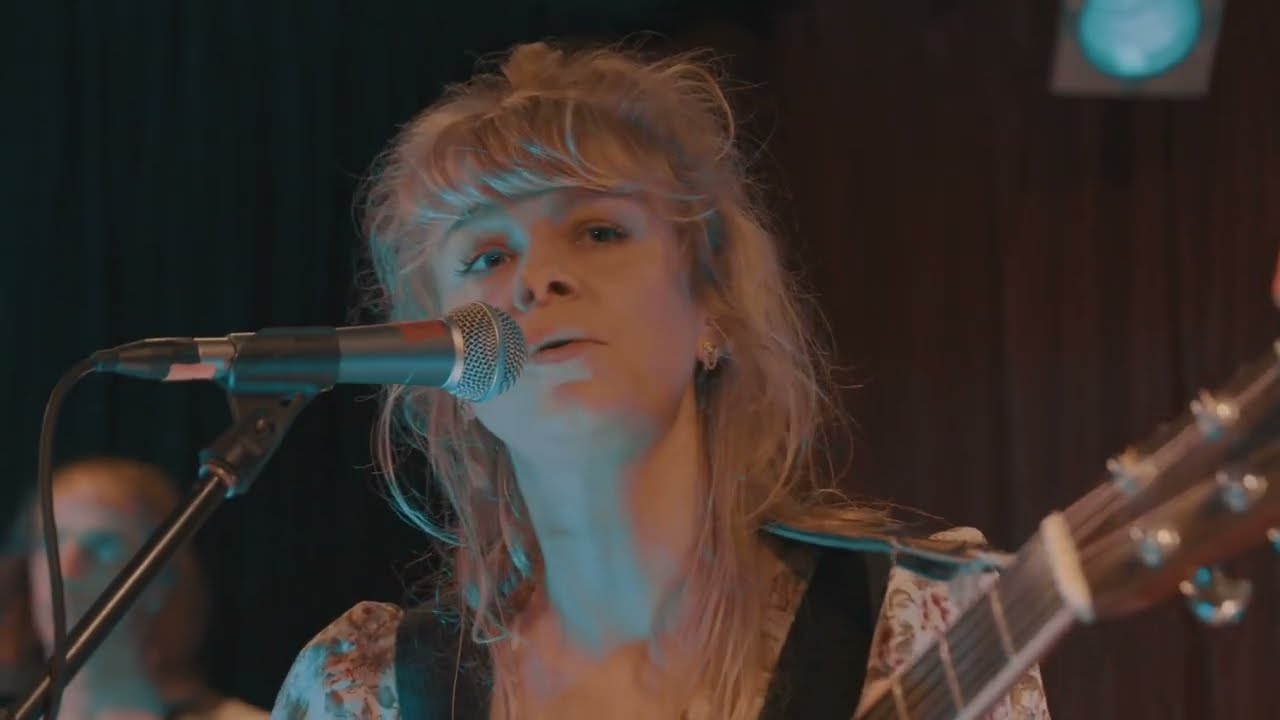 Leah Senior &ndash; 'Pony' (Live at Triple R)