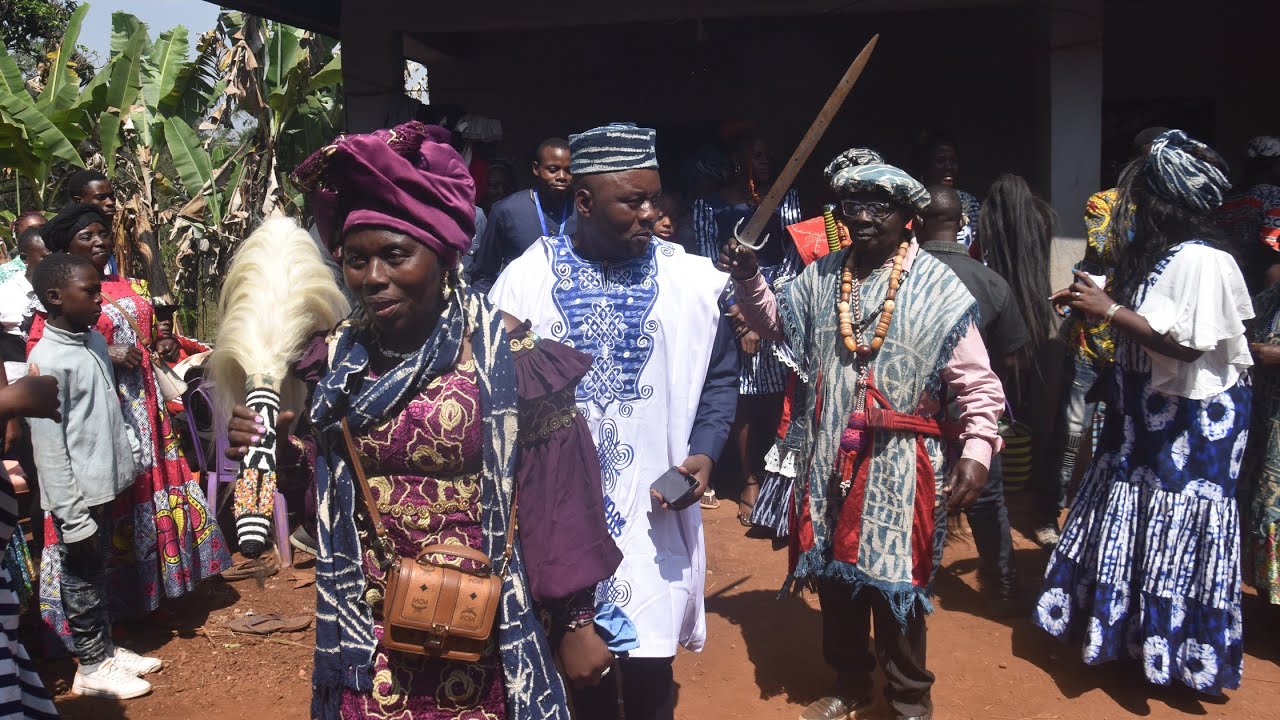 Fierté culturelle: une religieuse célèbre son père selon la tradition à Dschang
