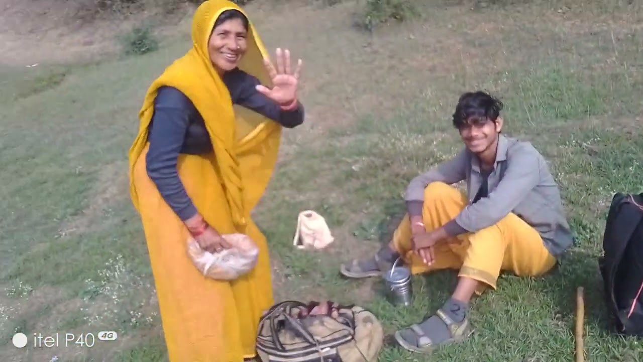 जनक दास महाराज की मां नर्मदा की परिक्रमा करते हुए चले जा रहे हैं
