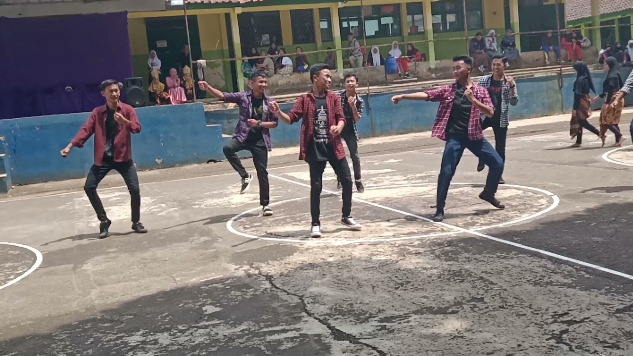KREASI SENI TARI Tradisional vs Modern IX F SMPN 3 LIMBANGAN