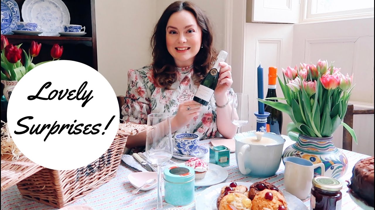Reading Vlog | Valentine Surprises + Current Reads