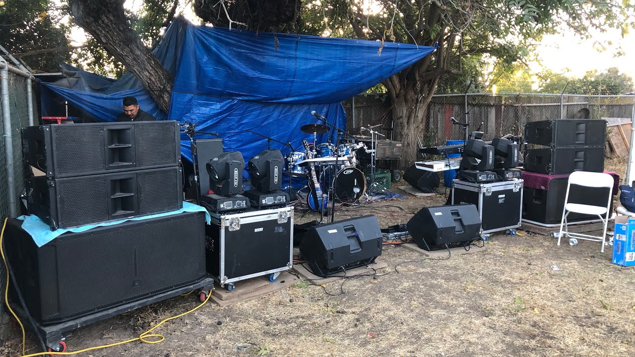Usando Equipo Chico - JBL SRX828S Subs & Seismic Audio Speakers para un Bautizo