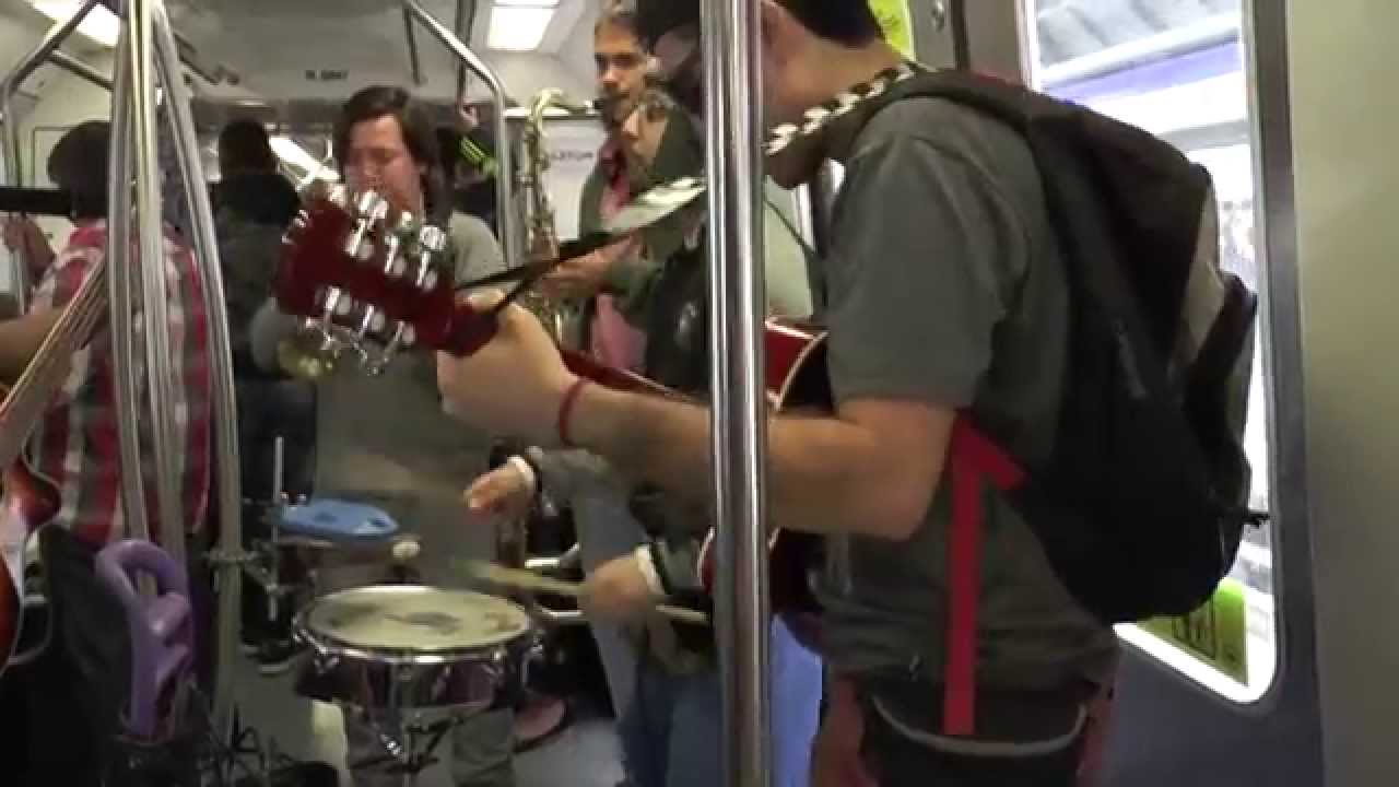 Músicos en el metro de santiago - La combo  en lo hocico