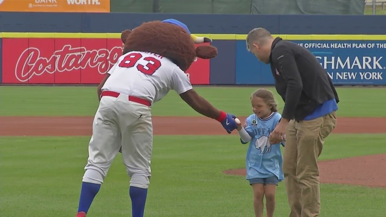 Firefighter Jason Arno's 4-year-old daughter throws out first pitch at Buffalo Bisons game
