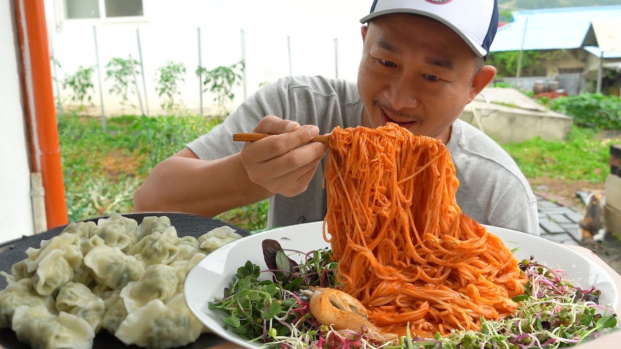 오독오독! 꼬독꼬독! 해삼넣은 비빔국수&촉촉한 물만두🥟 먹방~ Spicy noodles(Bibimguksu)& Dumplings(mulmandu) MUKBANG EATINGSHOW