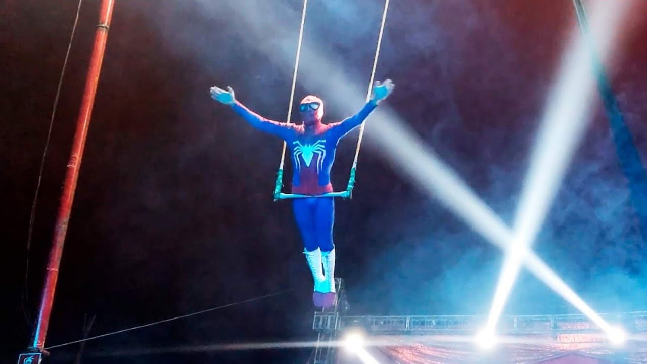 Apresentação do Espetacular Homem Aranha no trapézio do Circo Mundo Kids