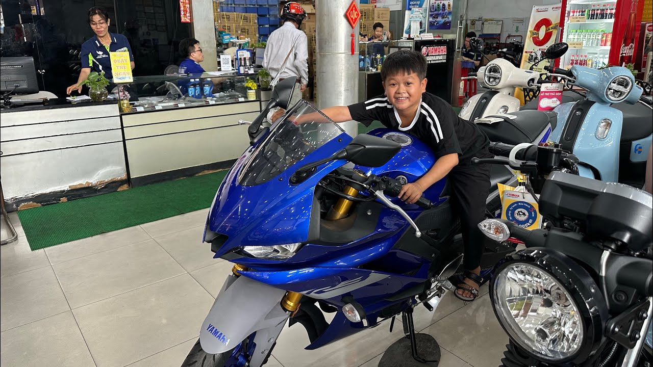 Huy T&iacute; Hon Bất Ngờ Đi Mua Xe M&ocirc; T&ocirc; c&ugrave;ng Cả Gia Đ&igrave;nh Chị &Uacute;t Ống Tre v&agrave; C&aacute;i Kết
