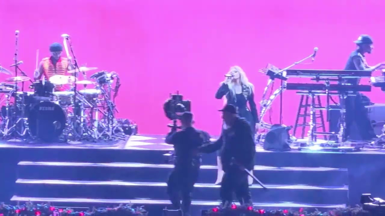 Leave Me Alone - Reneé Rapp [Концерт iHeartRadio Jingle Ball 2025 - MSG, Нью-Йорк]