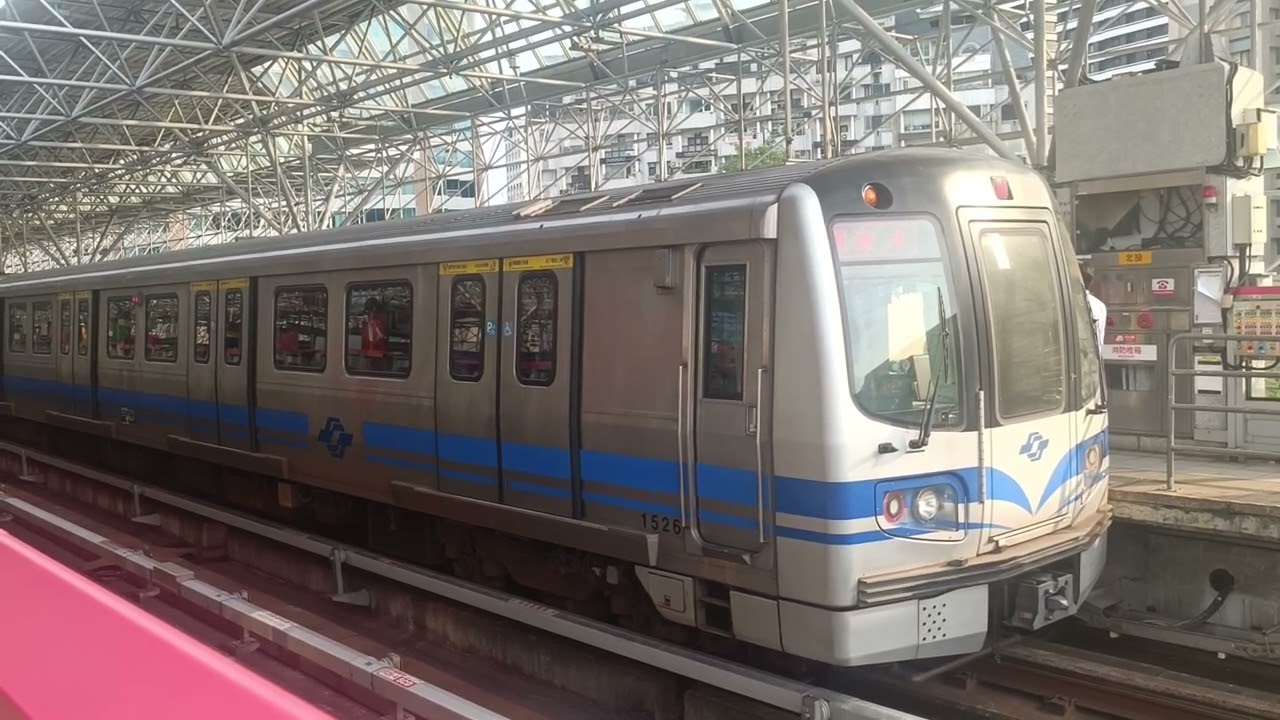 臺北捷運R淡水信義線  往淡水於北投站一月台進站+離站（車號：525/526）