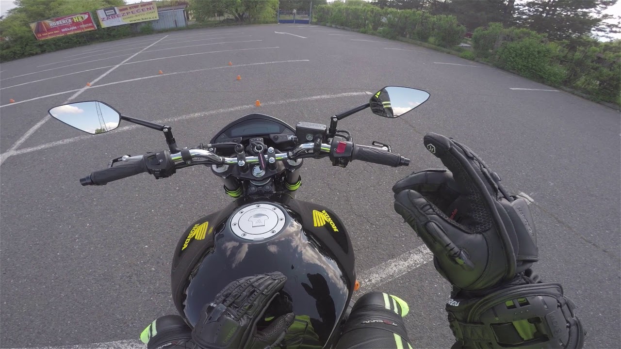 Řidičák na motorku: jak na manévr ve tvaru 