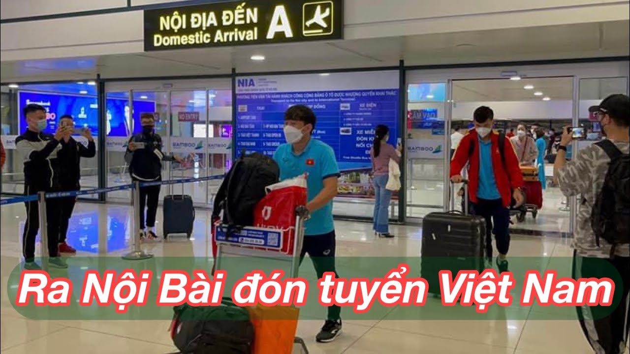 Đội tuyển Việt Nam trở về, HLV Park Hang Seo gấp gáp rời sân bay Nội Bài trước giờ ĐT Trung Quốc đến