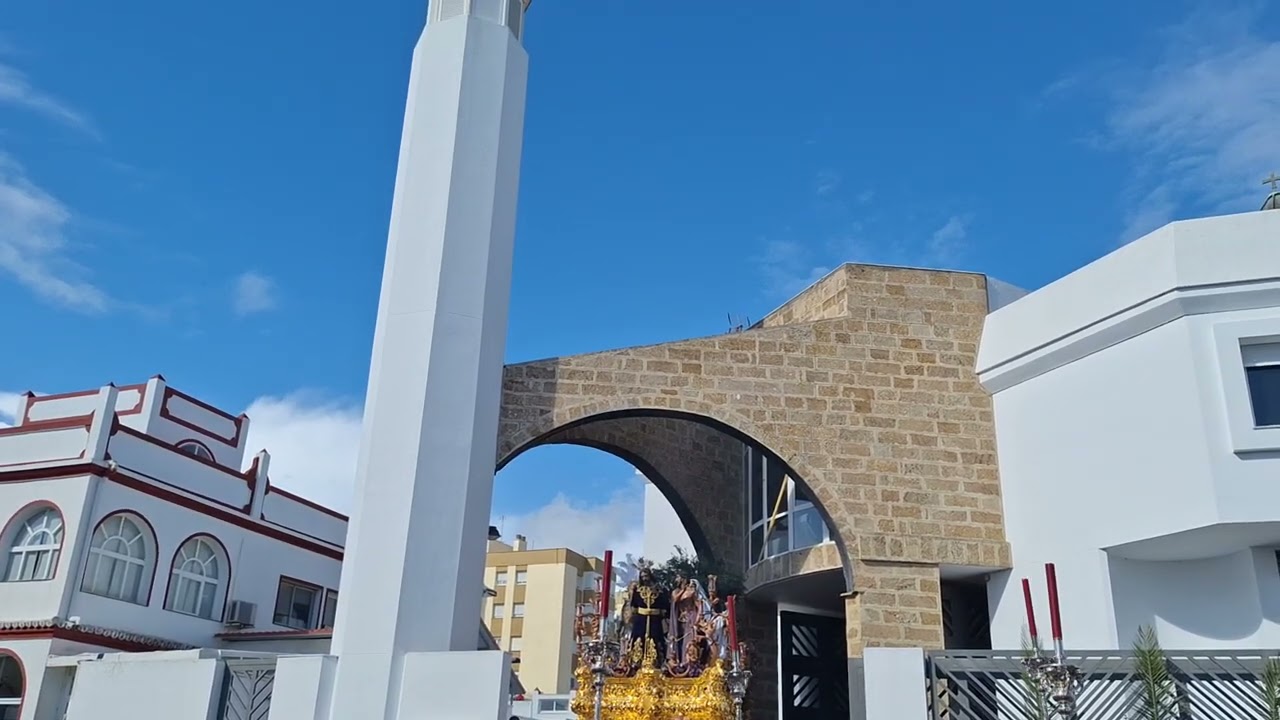 Salida Procesional del Prendimiento (San Fernando, Cadiz) Suena el Ave Maria a la Salida del Señor