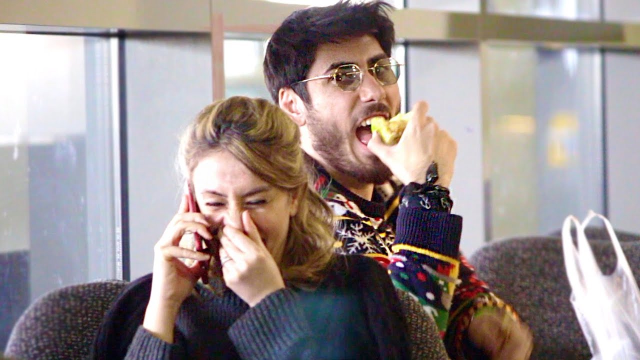 HAVALİMANINDA ŞAPIRDATARAK YEMEK YEME ŞAKASI