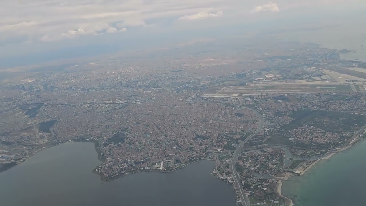 İstanbul Havalimanına Türk Hava Yolları uçağı ile alçalırken havadan civara kuş bakışı ve inme anı