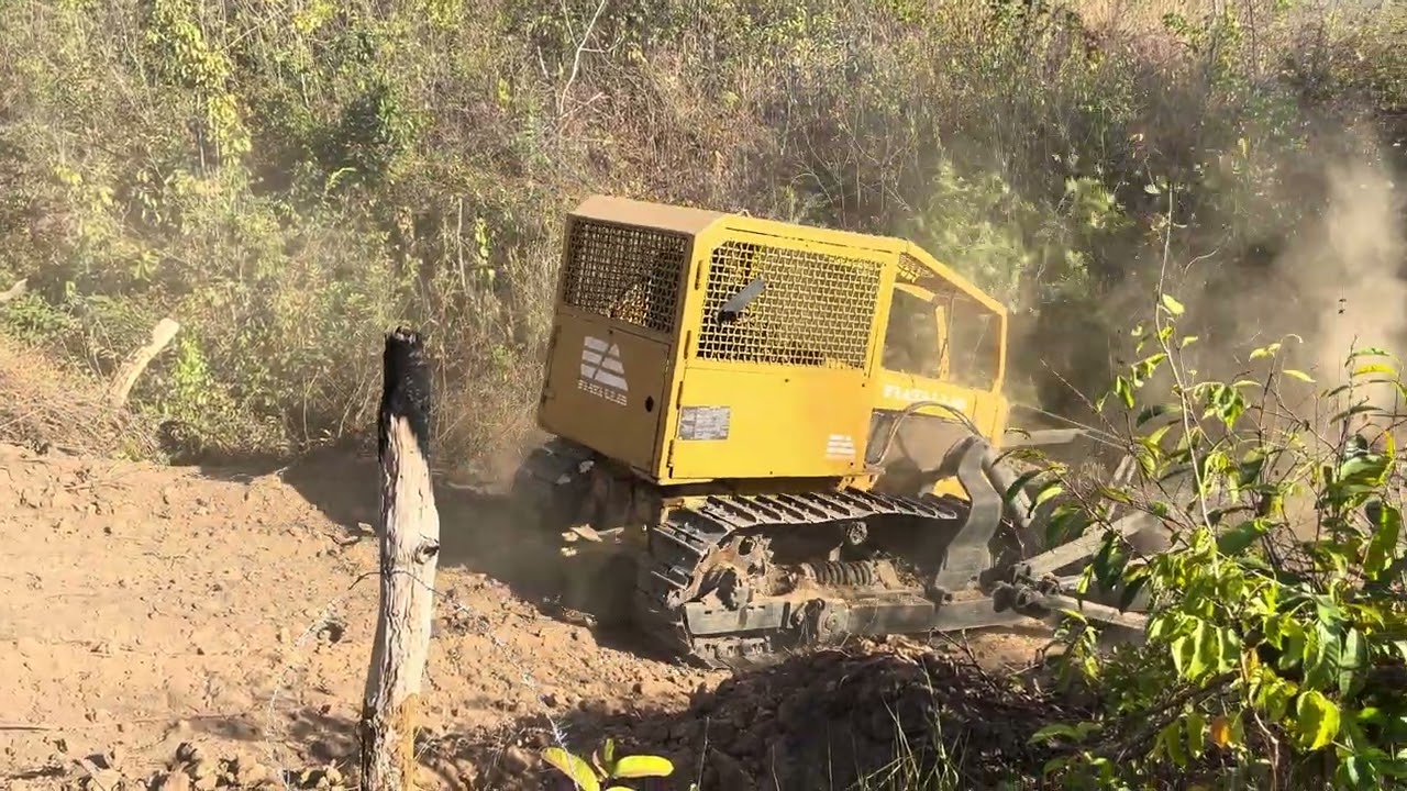 Trator de Esteiras Ad7b fazendo descida para beira rio (parte 2)