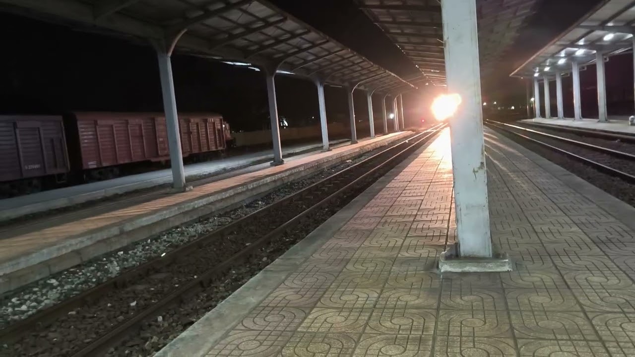 Tàu SE9 vào ga Tháp Chàm