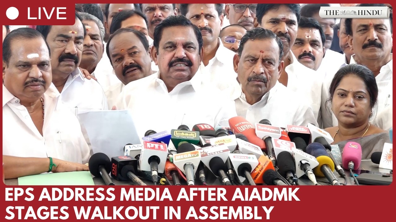 Lider AIADMK Edappadi K. Palaniswami przewodzi wyjściu z sali obrad w Ćennaj