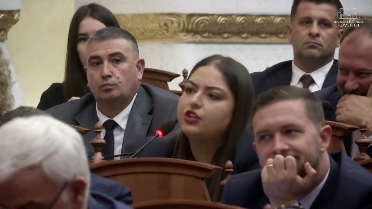 Sara Mila në parlament: Këtu opozita shkatërron, mazhoranca punon!