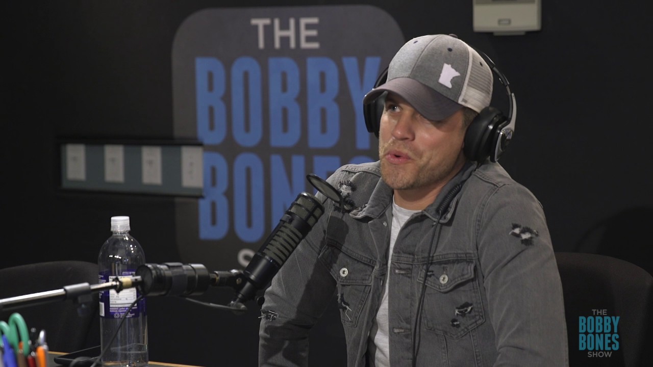 Dustin Lynch Plays the 