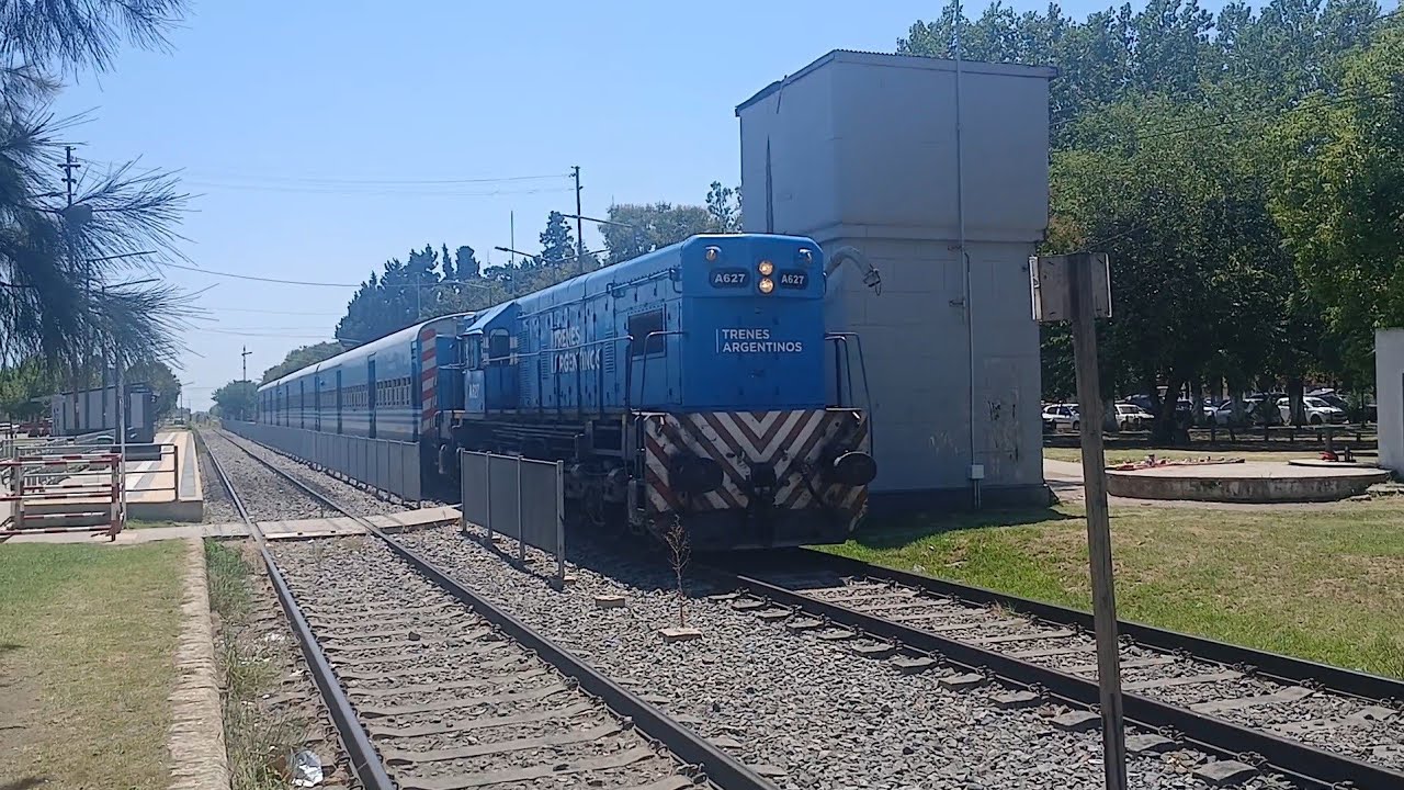 En accion GR12 A627 de la linea Sarmiento. Llegada y partida del tren Local
