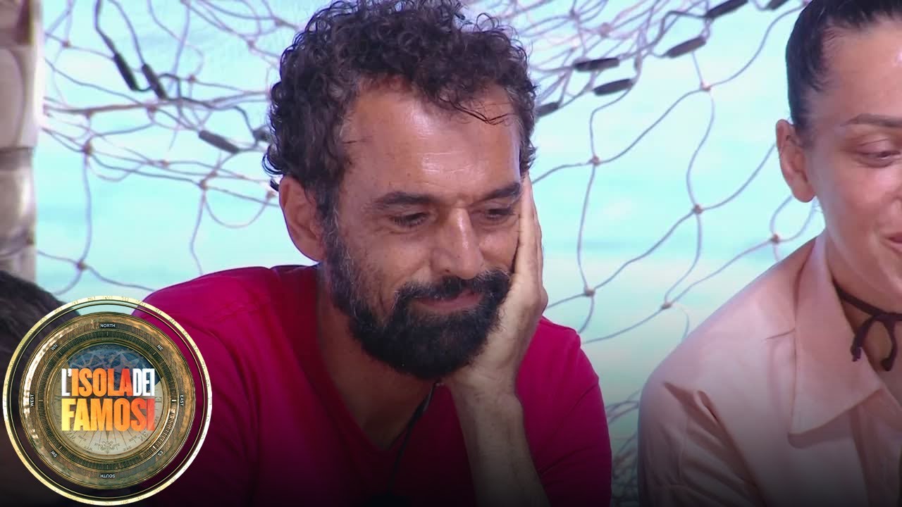 L'Isola dei Famosi - Un momento di tenerezza tra Dino Giarrusso e Alessia Fabiani
