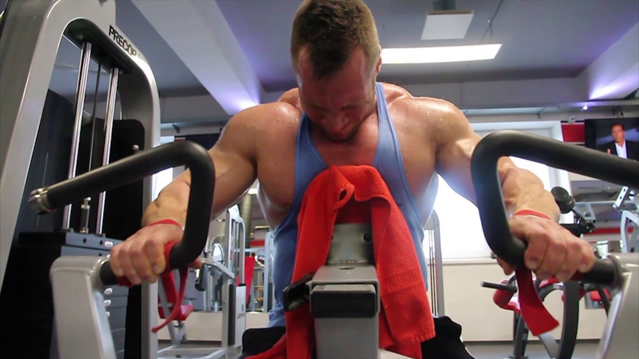 Peter Molnár - Back & Abs Workout video - GymBeam