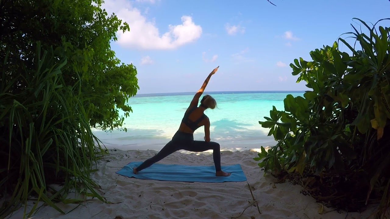 Strandyoga auf den Malediven (Yogaflow f&uuml;r den ganzen K&ouml;rper, Sonnengru&szlig; Morgenroutine)