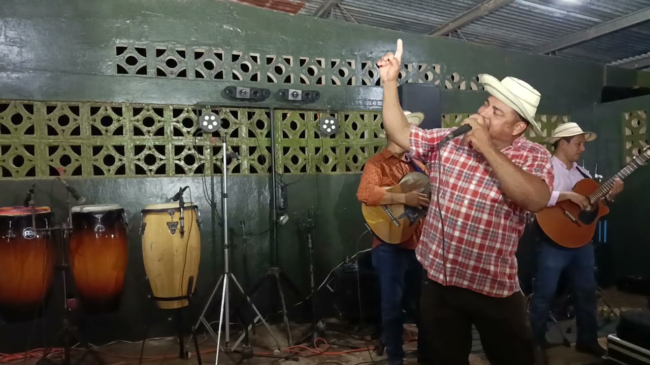 TORRENTE DE ZAPATERO EN FIESTA DE ELIESER FERNÁNDEZ EN LA CASA COMUNAL DE SAN BARTOLO DE LA MESA 